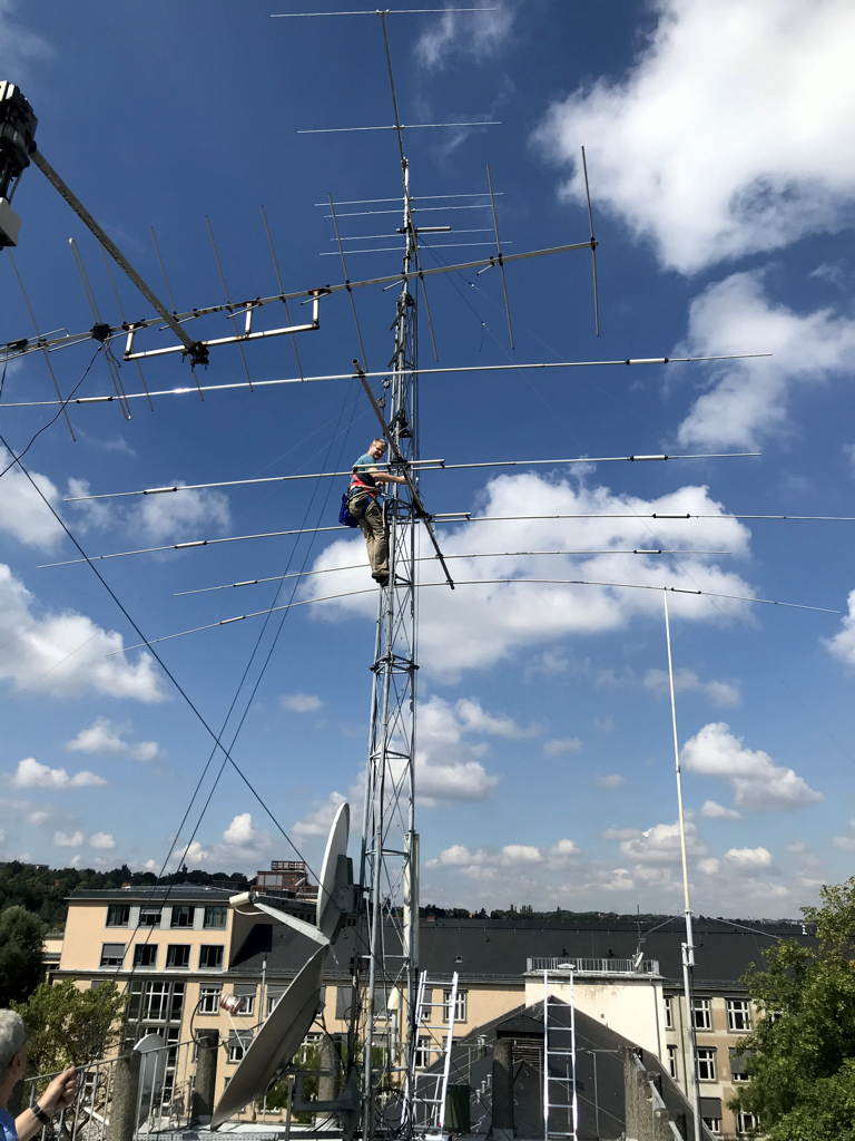 DG0LFF erledigt die Arbeit auf dem Mast