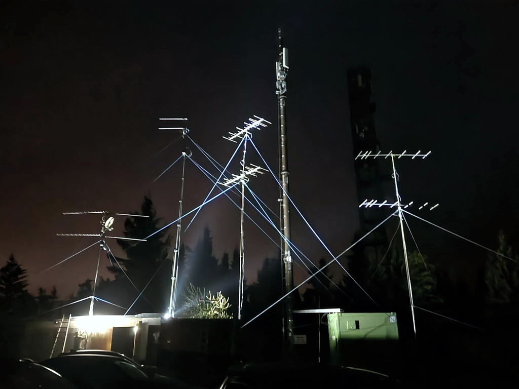 Antennen in der Nacht